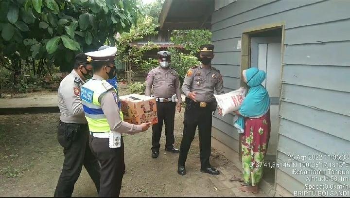 Polsek Tandun Terus Gelorakan Bagi-bagi Sembako ke Duafa